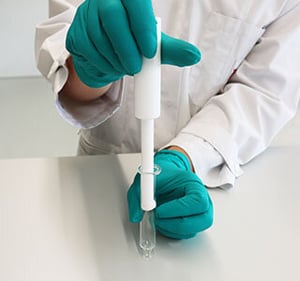 Fritteneinlegewerkzeug in die Glassäule führen