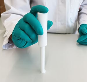 Glasfaserfilter mit dem Fritteneinlegewerkzeug aufnehmen