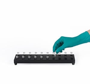 Insert vials into the TINY-GC vial rack | © LCTech GmbH