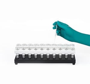 Loading sample into TINY rack | © LCTech GmbH