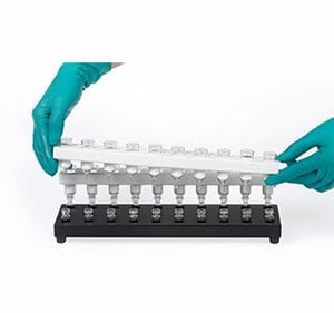 Removing TINY column strips from rack | © LCTech GmbH